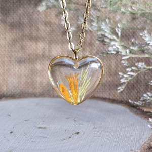 Złote Serce z kwiatami pomarańczowr kwiaty wieczne kwiaty