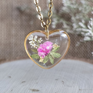 Złote Serce z kwiatami różowe kwiaty