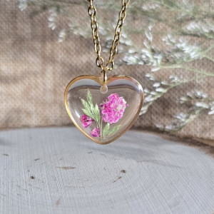 Złote Serce z kwiatami różowe kwiaty wieczne kwiaty