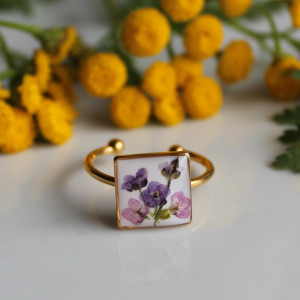 Złoty kwadratowy pierścionek fioletowe kwiaty