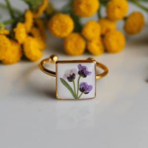 Złoty kwadratowy pierścionek smagliczka fioletowe
