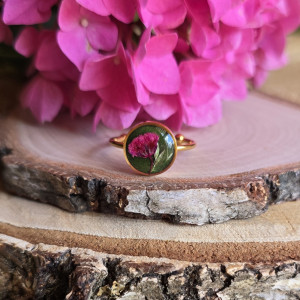 Złoty pierścionek bukiet kwiatów różowe