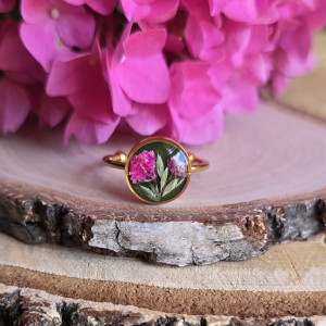 Złoty pierścionek bukiet kwiatów różowe zielone