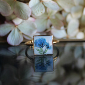 Złoty pierścionek kwiaty niebieska gipsówka