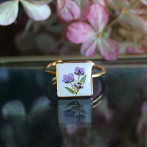 Złoty pierścionek kwiaty smagliczka fioletowy