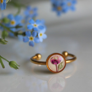 Złoty pierścionek kwiaty żywica z kwiatami różowy