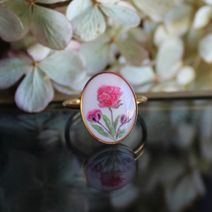 Złoty pierścionek prawdziwe kwiaty różowe