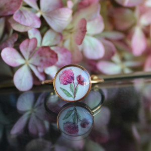 Złoty pierścionek różowe kwiaty suszone prawdziwe