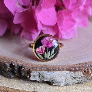 Złoty pierścionek z kwiatami