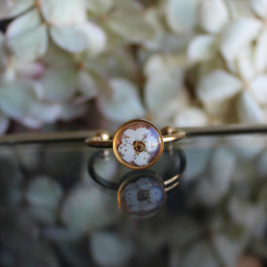 Złoty pierścionek z kwiatowym oczkiem 004