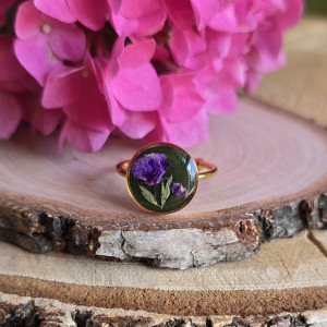 Złoty pierścionek z prawdziwą gipsówką fioletowa