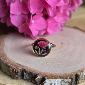 Złoty pierścionek z prawdziwą gipsówką róż