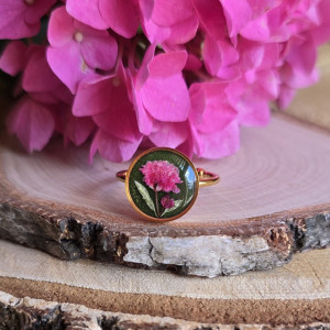 Złoty pierścionek z prawdziwymi kwiatami róż