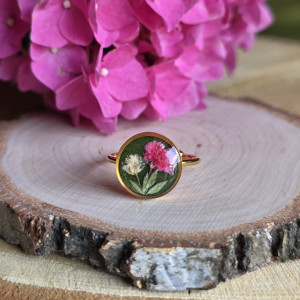 Złoty pierścionek z prawdziwymi kwiatami zieleń
