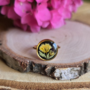 Złoty pierścionek z prawdziwymi kwiatami żółte