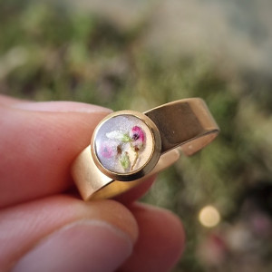 Złoty pierścionek z prawdziwymi kwiatkami