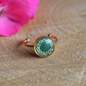 Złoty pierścionek z zielonym oczkiem