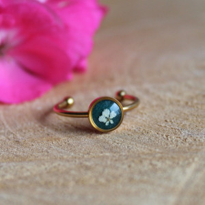 Złoty pierścionek z zielonym oczkiem dzika marchew