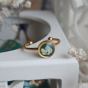 Złoty pierścionek z zielonym oczkiem retro kwiaty