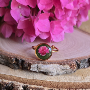 Złoty pierścionek z żywicy różowy