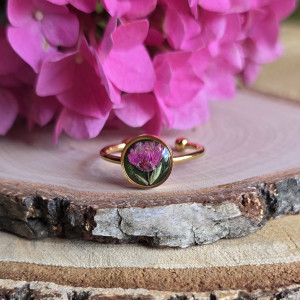Złoty pierścionek z żywicy różowy kwiat