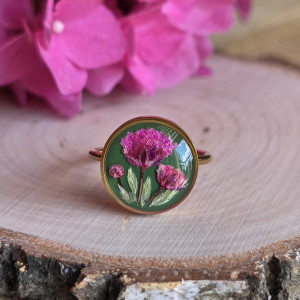 Złoty pierścionek z żywicy różowy kwiat gipsówka