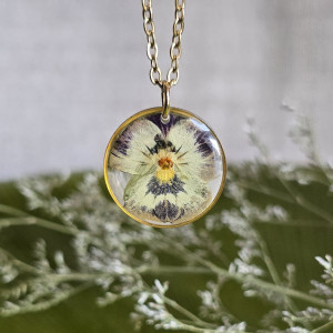 Złoty wisiorek kwiatowy bukiet bratek z bratkiem