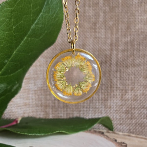 Złoty wisiorek z żółtymi kwiatami wianuszek