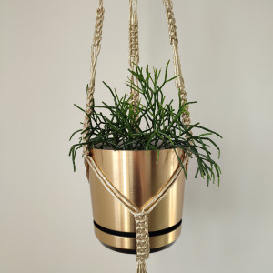 Złoty wiszący kwietnik ze sznurka  styl boho glamour