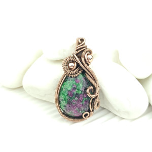 Zoisyt z rubinem wisiorek wire wrapping