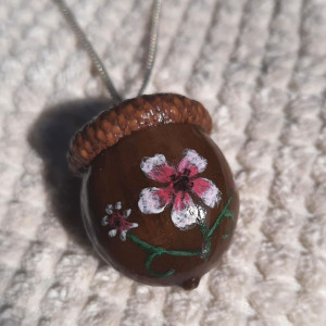 "Żołądź z Białym Kwiatem" - Wisiorek, Naszyjnik, Zawieszka