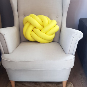 Żółta poduszka dekoracyjna