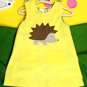 Żółta sukienka dwustronna z jeżem (92 cm)