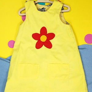 Żółta sukienka dwustronna z kwiatkiem (110 cm)