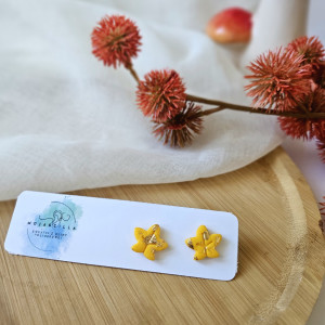 Żółte sztyfty liście