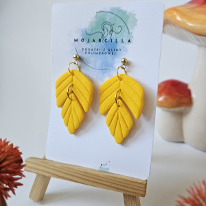 Żółte wiszące liście