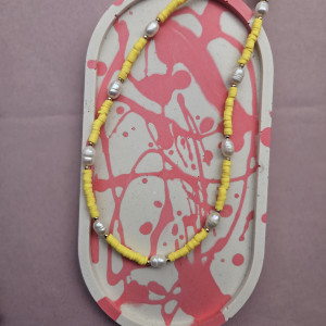 Żółty naszyjnik z perłami