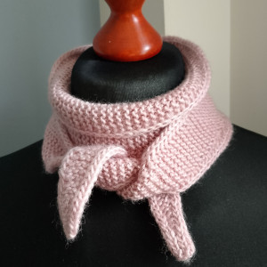 Zwężany szalik beżowy na drutach