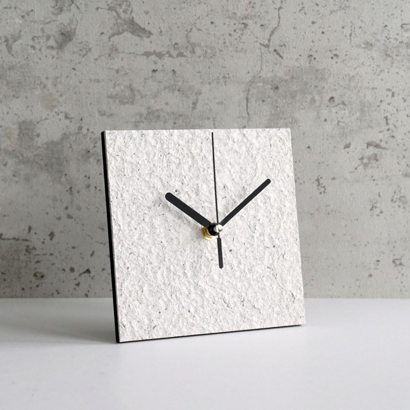 Biały zegar stojący z papieru z recyklingu_photo1