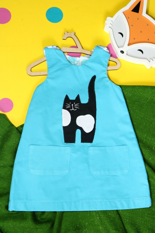 Błękitna sukienka dwustronna z kotkiem (104 cm)_photo1