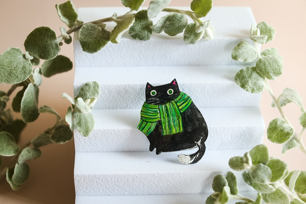 Broszka czarny kot w zielonym szaliku_photo1