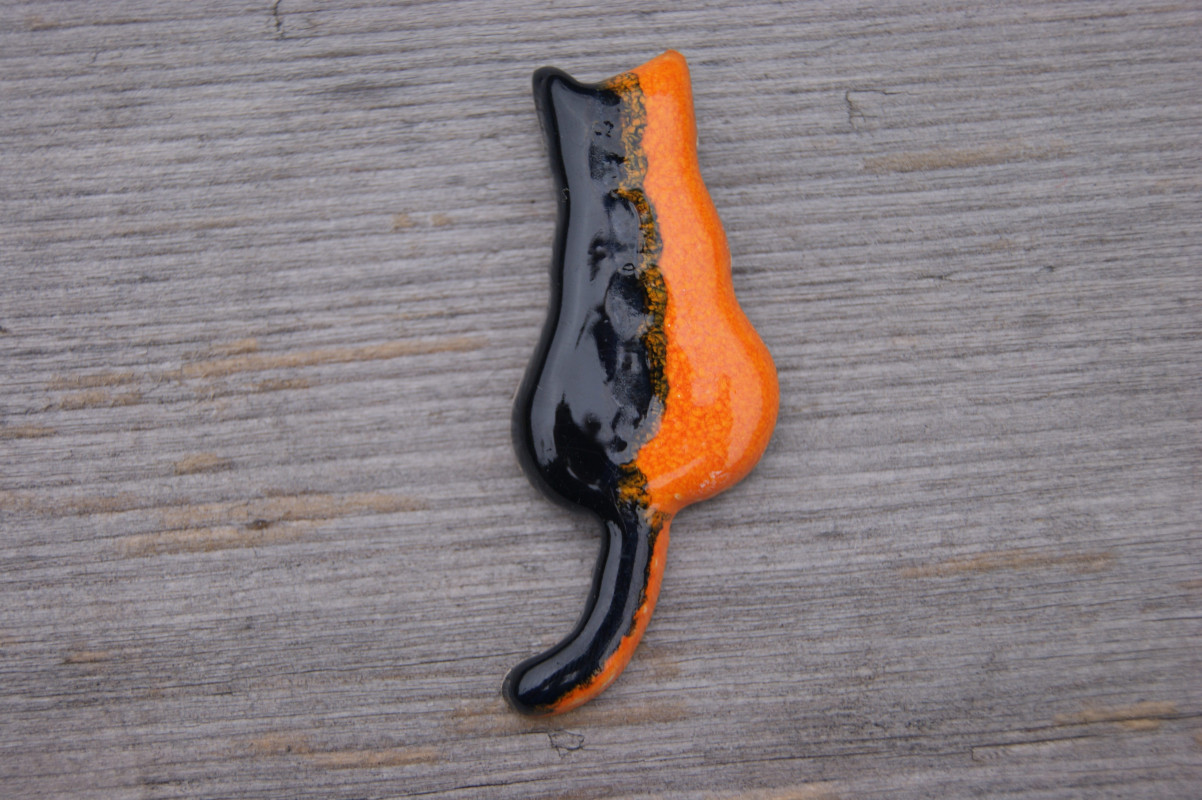 Ceramiczny magnes kot czarny z pomarańczą_photo1