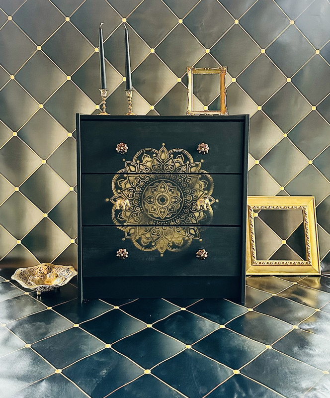 Czarna komoda ze złotą mandalą, oryginalne gałki_photo1