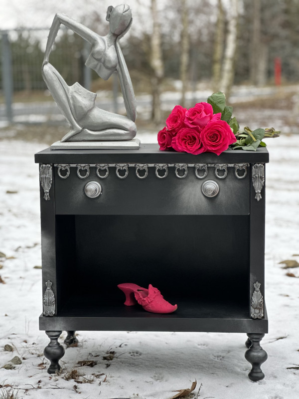 Czarna szafka ze srebrnymi dekorami, oryginalna_photo1