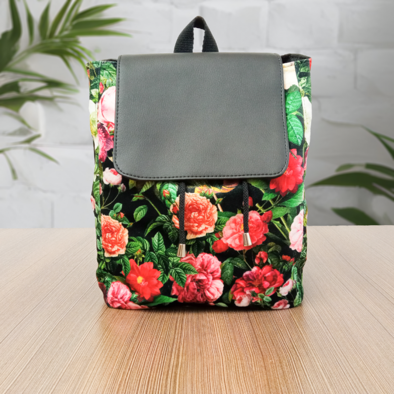 Czarny plecak welurowy w kwiaty z klapką L_photo1