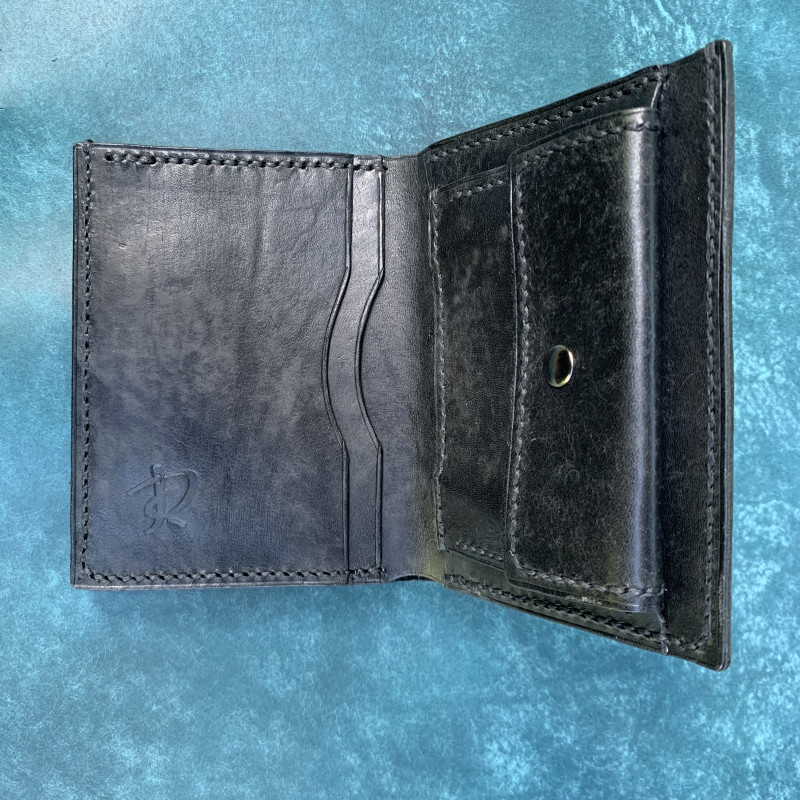 Czarny portfel na bilon ze skóry ręcznie uszyty._photo1