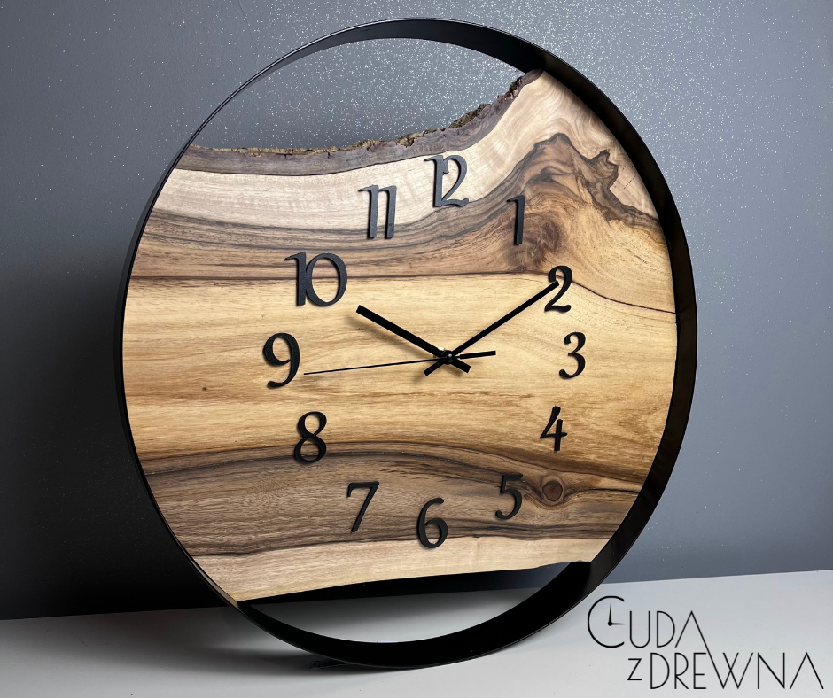 Czarny zegar w obręczy z drewnianą deską, loft_photo1