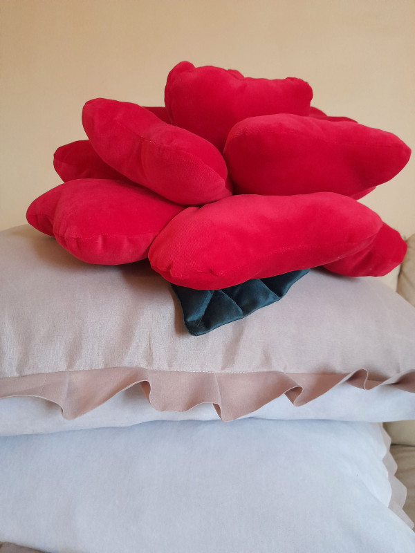 Czerwona poduszka w kształcie róży z lawendą_photo1