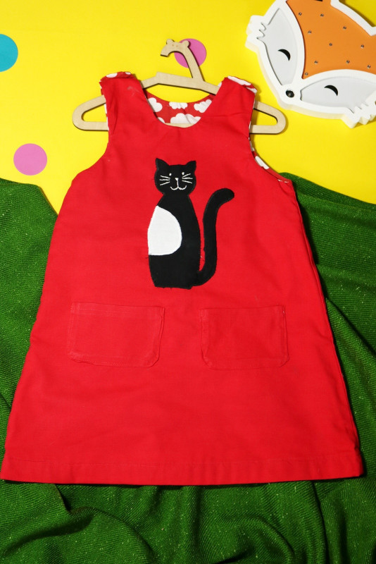 Czerwona sukienka dwustronna z kotem (116 cm)_photo1