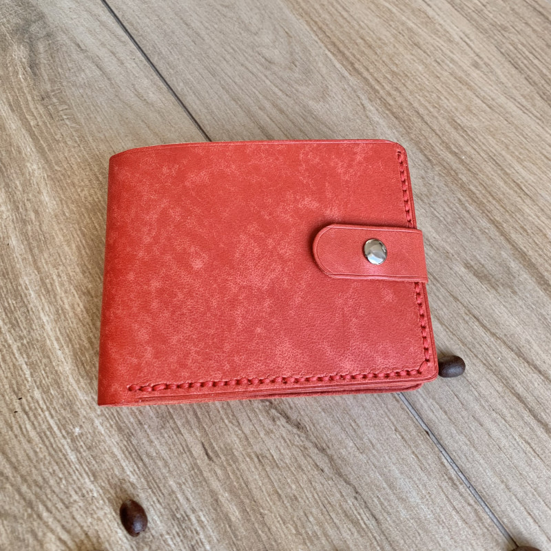 Czerwony portfel na bilon ze skóry._photo1